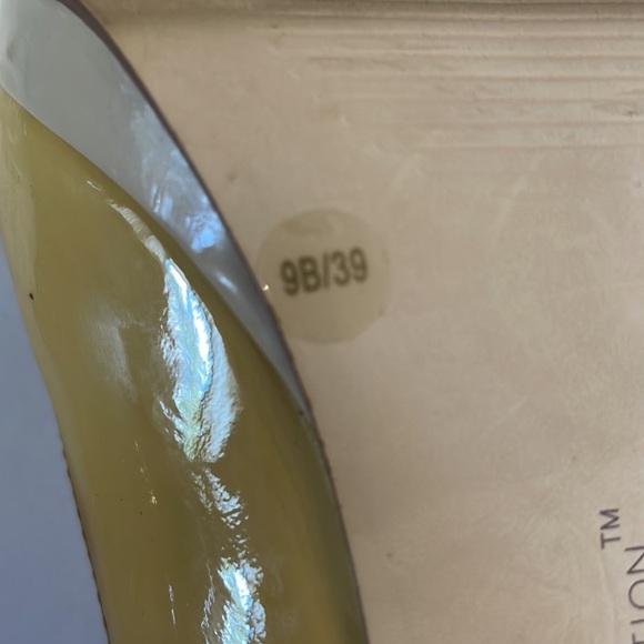 BCBGeneration women’s light yellow patent slight round toe pumps platform 9B - Picture 12 of 12